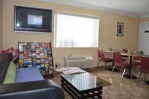 Posezení v ubytování Americas Best Value Inn Gainesville TX