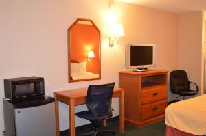 TV a/nebo společenská místnost v ubytování Americas Best Value Inn Gainesville TX
