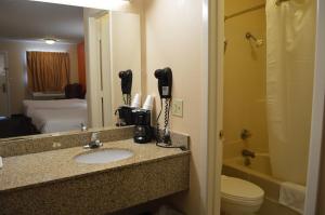 Koupelna v ubytování Americas Best Value Inn Gainesville TX