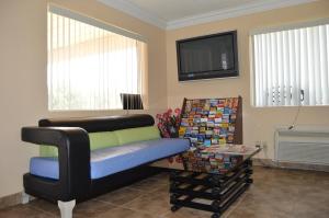 TV a/nebo společenská místnost v ubytování Americas Best Value Inn Gainesville TX