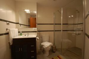 bagno con doccia, lavandino e servizi igienici di Sitges Apartment a Sitges