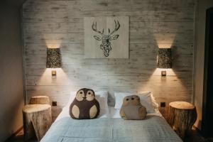 A bed or beds in a room at Foltos Bagoly Vendégház
