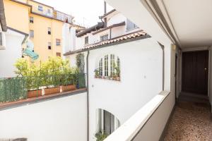 widok z balkonu białego budynku w obiekcie Valdonica, Bologna by Short Holidays w Bolonii