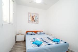 una camera da letto con un letto con cuscini blu di Apartment & Rooms Alan a Dubrovnik