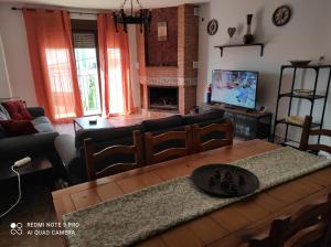 TV a/nebo společenská místnost v ubytování Alojamiento Rural MAGALAN