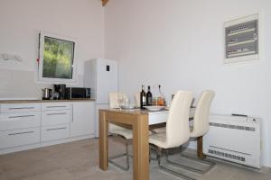 Kuchyň nebo kuchyňský kout v ubytování Sunset Sea View Villa 3