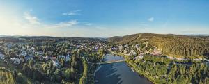 eine Luftansicht einer Stadt inmitten eines Flusses in der Unterkunft Ferienwohnung Gold-Klee in Hahnenklee-Bockswiese