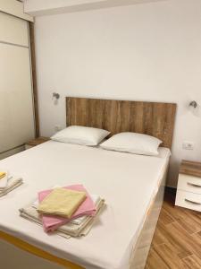 una camera da letto con un letto e due asciugamani di Apartment Jadran a Perast