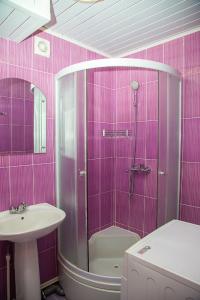 ユジノ・サハリンスクにあるStudio on Lenina 286のピンクのバスルーム(シャワー、シンク付)