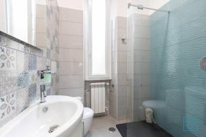 une salle de bain avec une baignoire, des toilettes et un lavabo dans l'établissement Appartamento incantevole Lido di Ostia- Corallo Azzurro, à Lido di Ostia