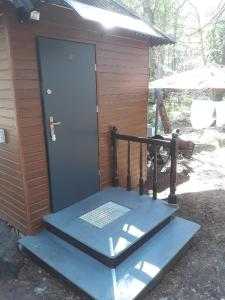 drzwi na boku budynku z rampą w obiekcie Camping Anastazja w mieście Międzywodzie