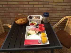 un plateau de nourriture sur une table avec une assiette de nourriture dans l'établissement B&B Nobel, à Buren