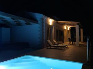 Bazén v ubytování Sunset Sea View Villa 3 nebo v jeho okolí