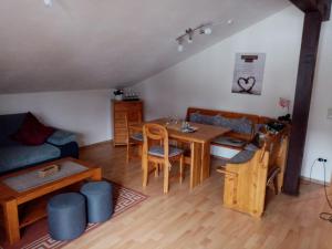 uma sala de estar com uma mesa e um sofá em Alpina Inzell 223 Chiemgaukarte em Inzell