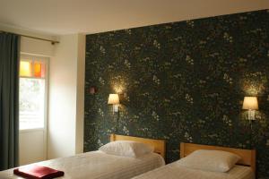 a bedroom with two beds and a wall with flowers at Posti Villa in Võsu