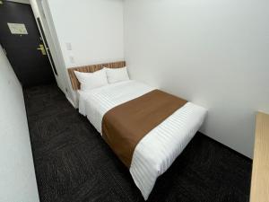 Tempat tidur dalam kamar di Ueno Urban Hotel Annex