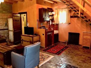 uma sala de estar com uma cozinha e uma sala de estar em Montanema Handmade Village em Platanákos