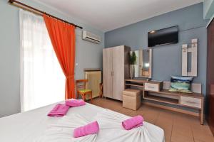 เตียงในห้องที่ Dionisos Palms Apartments