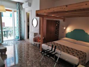 een slaapkamer met een bed met een houten baldakijn bij A Polignano Rooms in Polignano a Mare