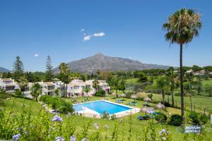 Vaizdas į baseiną apgyvendinimo įstaigoje DUPLEX in Nueva Andalucia, Golfers Paradise arba netoliese