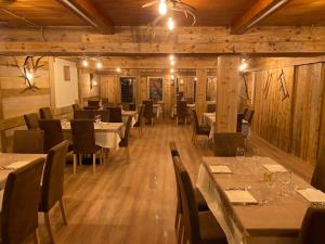Restoran või mõni muu söögikoht majutusasutuses Hotel Le Clou