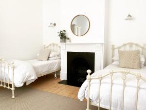 A bed or beds in a room at Castlebar - Superior Boutique Accomodation - Steps to Pakington Street