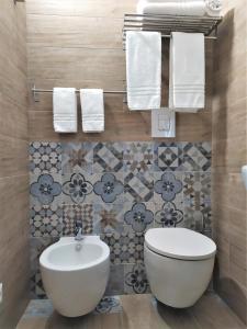 Koupelna v ubytování A Polignano Rooms + 37 fotografií