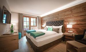 Postel nebo postele na pokoji v ubytování Hotel Happy Filzmoos