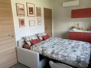 a small bedroom with a bed and a kitchen at Atelier de Tony et Marie in Mérignac