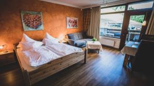 A bed or beds in a room at Appartementhaus Am Gschwandtkopf