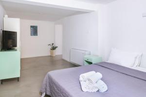 1 dormitorio con 1 cama con toallas en M9 Rooms, en Izola