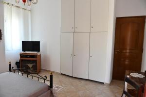 Telewizja i/lub zestaw kina domowego w obiekcie Κυκλαδίτικη βίλα στην Παραλία Αντώνηδες, Κύθνου