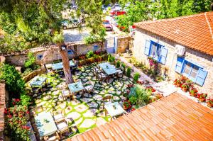 an overhead view of a garden with tables and chairs at Adatepe Otel in Adatepe