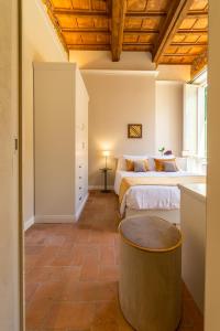 sypialnia z 2 łóżkami i drewnianym sufitem w obiekcie Atelier delle Grazie we Florencji