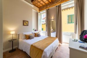 sypialnia z łóżkiem i dużym oknem w obiekcie Atelier delle Grazie we Florencji