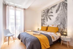ein Schlafzimmer mit einem großen Bett und einer gelben Decke in der Unterkunft JJ8 - MAGNIFIQUE 3PIECES, ENTIEREMENT RENOVE, CLIM, VIEUX-NICE in Nizza