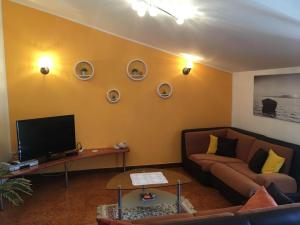 TV a/nebo společenská místnost v ubytování Kate's Home Tisno