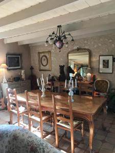 - une salle à manger avec une table en bois et un miroir dans l'établissement Le Peyrail, à Les Lèves-et-Thoumeyragues