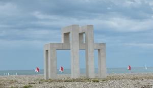ein Denkmal am Strand mit Segelbooten im Wasser in der Unterkunft Vivez Les 4 chemins - Plage - Quartier Saint Vincent in Le Havre