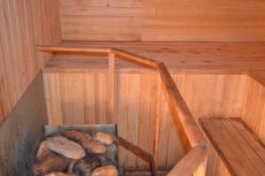 una escalera en una sauna con una pila de pan en Medniy Vsadnyk, en Yalta