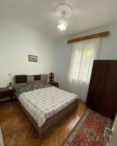 a bedroom with a bed and a window and a rug at Guest House Lazuri in Sarpi