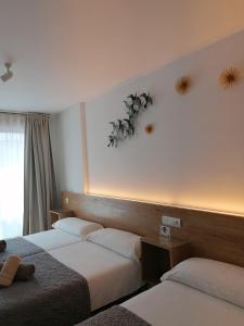 奧普洛佐的住宿－PENSION ROSELLA，酒店客房设有两张床和窗户。