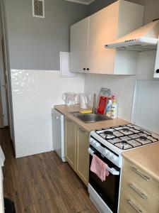 Kuchyňa alebo kuchynka v ubytovaní Mieszkanie 15 min od plaży Gdańsk Żabianka
