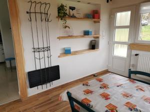 ein kleines Zimmer mit einem Tisch und einem Fenster in der Unterkunft Gyöngy Apartman in Keszthely