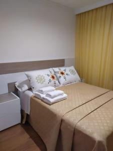 1 dormitorio con 1 cama con 2 toallas en Juderia, en Teruel