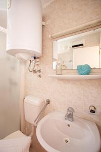 Bilik mandi di Arcobaleno Apartments