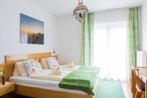 Ένα ή περισσότερα κρεβάτια σε δωμάτιο στο Hotel garni Weberhäusl