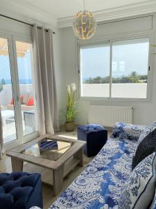 ein Wohnzimmer mit einem Sofa und einem Tisch in der Unterkunft Roof Top Pied dans l'Eau Panoramic View, 80 meters from Seaside in Hammamet