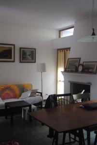 クエルチアネッラにあるCasa Fuciniのリビングルーム(ソファ、テーブル付)