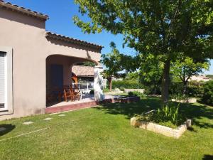 a yard with a fountain in front of a house at Chambres Tricastine et Venise in Saint-Paul-Trois-Châteaux